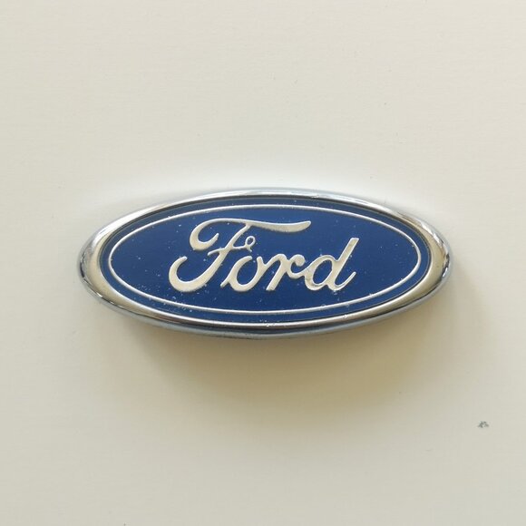 FORD EMBLEM LOGO E83B-5442550-CA TEMPO92-96 ESCORT 97-99 - Picture 1 of 2